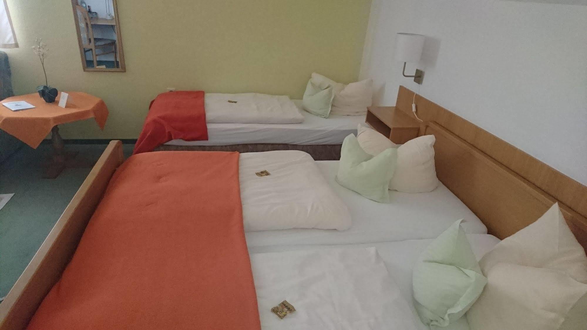 Hotel-Pension Am Muehlberg ลืบเบอเนา ภายนอก รูปภาพ