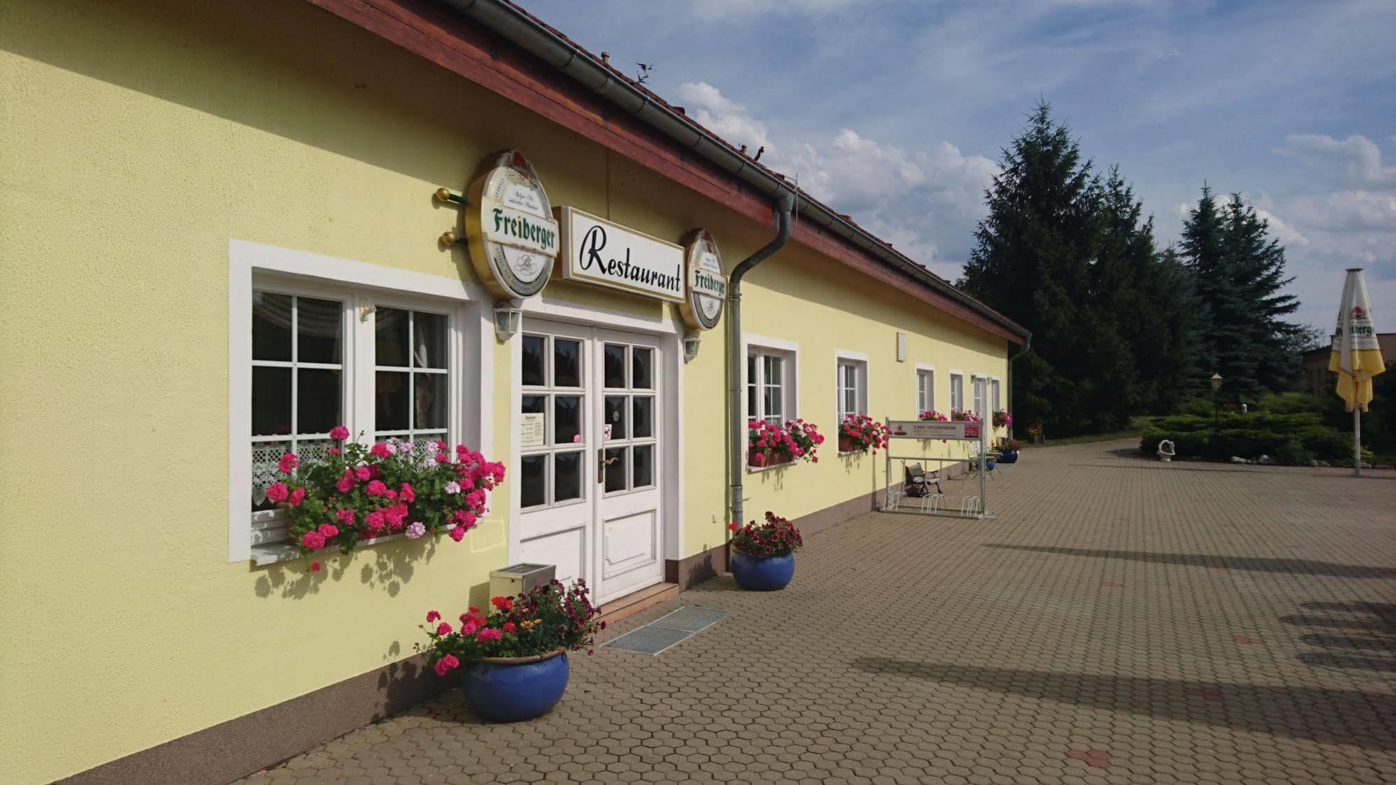 Hotel-Pension Am Muehlberg ลืบเบอเนา ภายนอก รูปภาพ