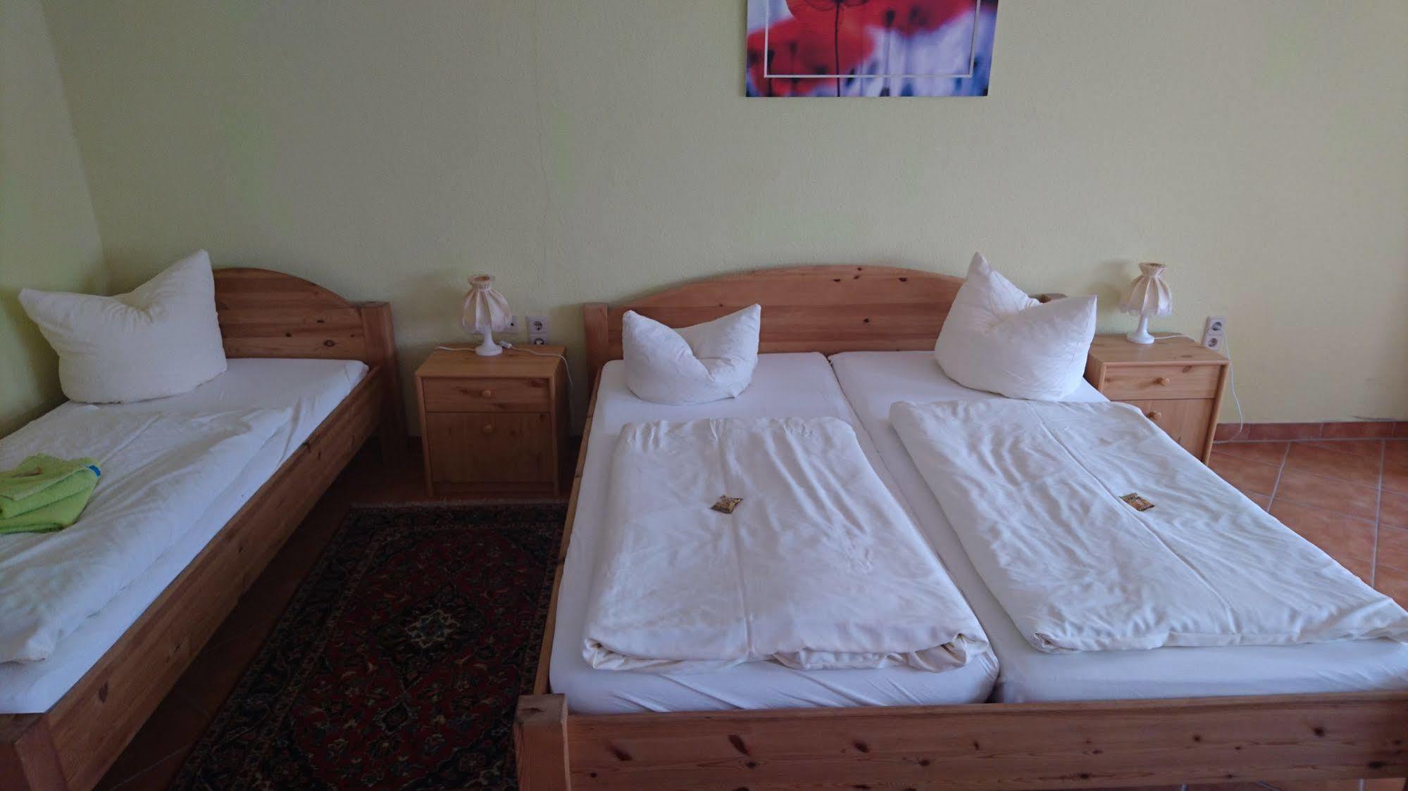 Hotel-Pension Am Muehlberg ลืบเบอเนา ภายนอก รูปภาพ
