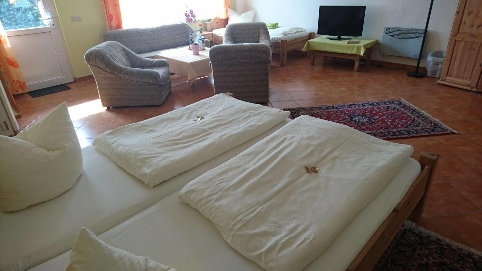Hotel-Pension Am Muehlberg ลืบเบอเนา ภายนอก รูปภาพ